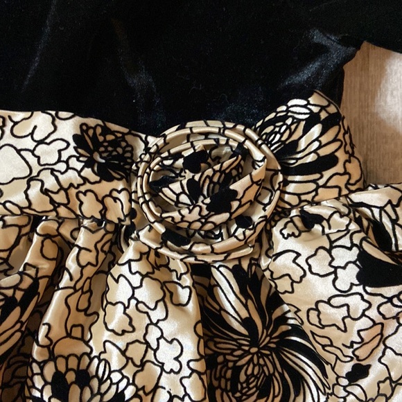 Perfect for twirling ! Velvet too and tiling underneath skirt - Picture 5 of 5